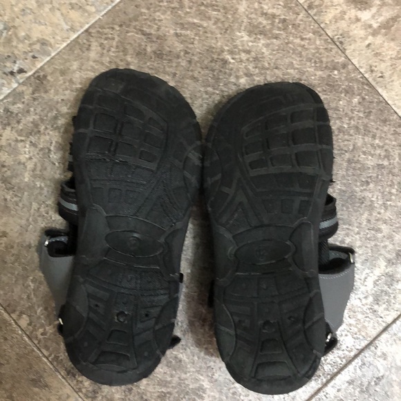 Boys sandals size 12 - Picture 2 of 3